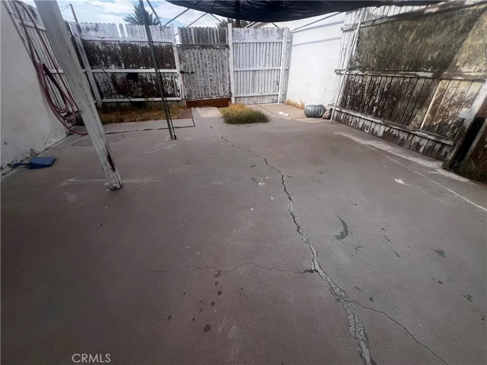 119 Walnut Needles, CA 92363