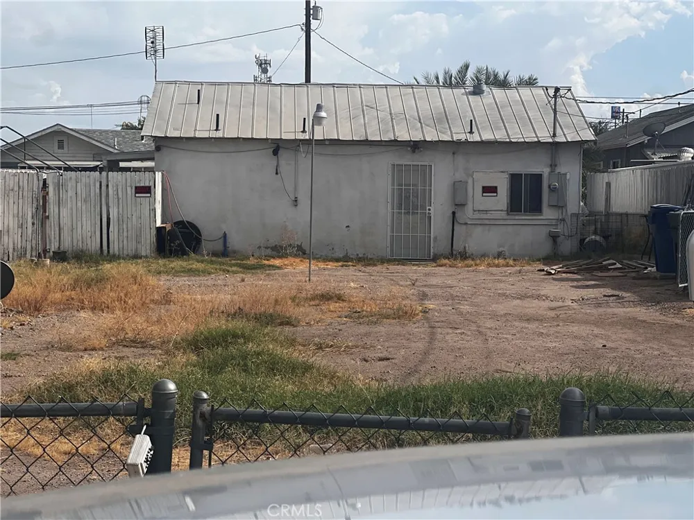 119 Walnut Needles, CA 92363