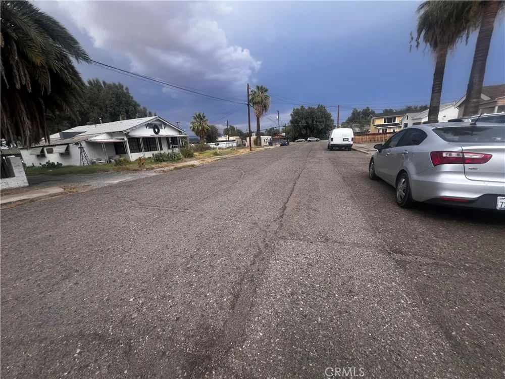 119 Walnut Needles, CA 92363