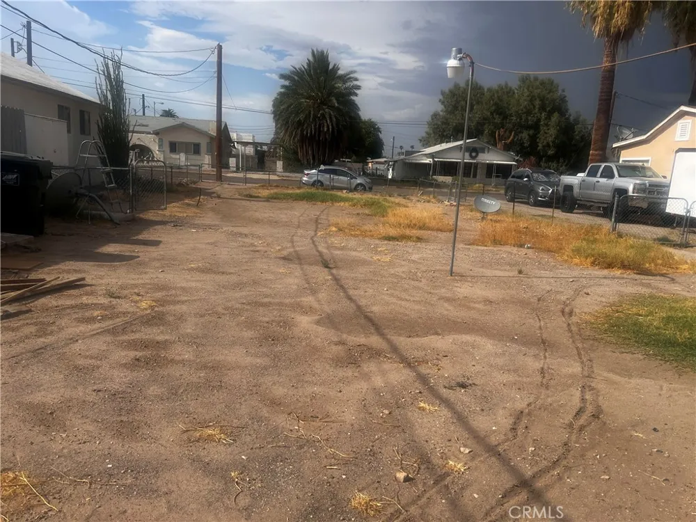 119 Walnut Needles, CA 92363