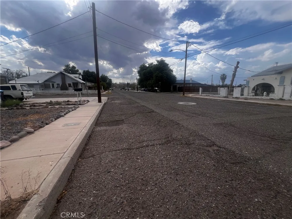 119 Walnut Needles, CA 92363