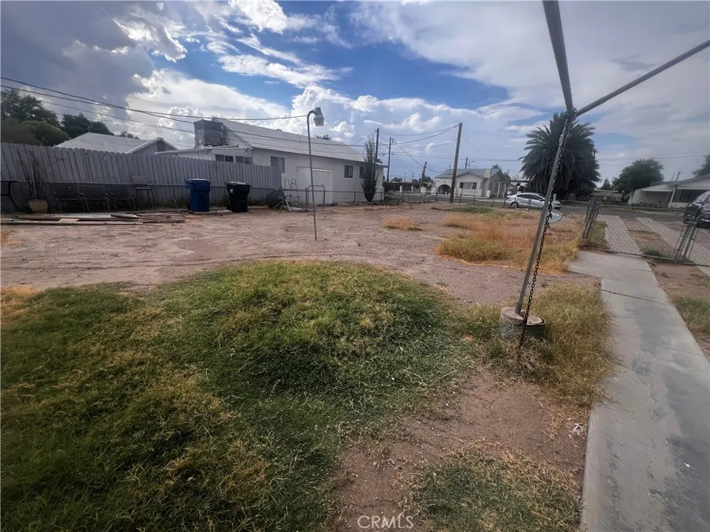 119 Walnut Needles, CA 92363