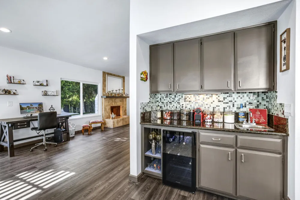 1233 E Via Escuela Palm Springs, CA 92262