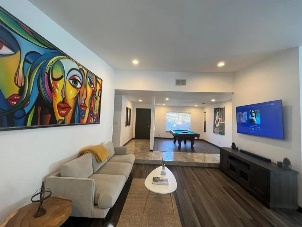 1233 E Via Escuela Palm Springs, CA 92262