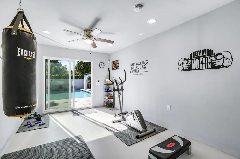 1233 E Via Escuela Palm Springs, CA 92262