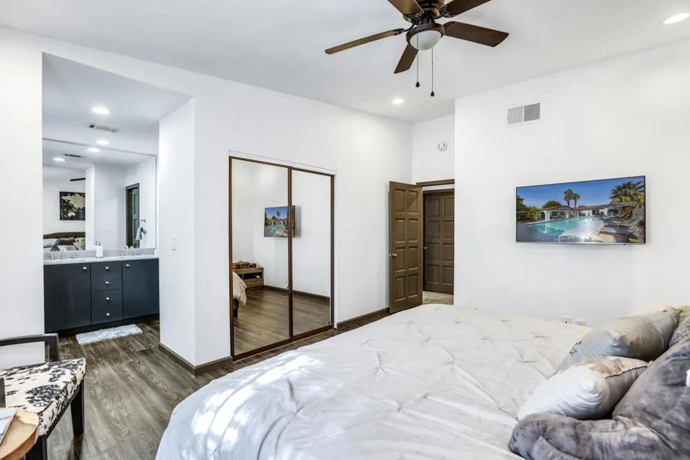 1233 E Via Escuela Palm Springs, CA 92262