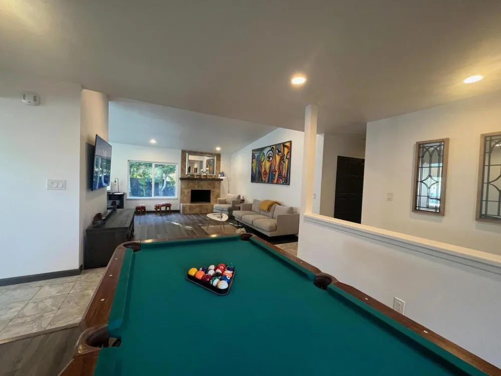 1233 E Via Escuela Palm Springs, CA 92262