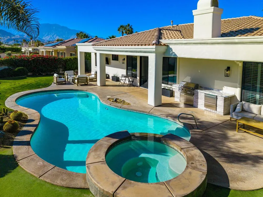 33 Calle La Reina Rancho Mirage, CA 92270