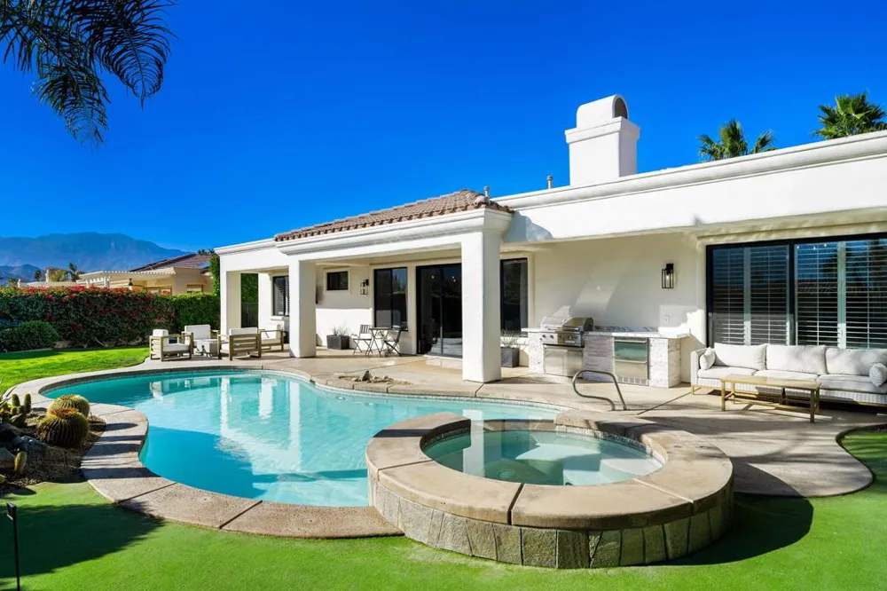 33 Calle La Reina Rancho Mirage, CA 92270