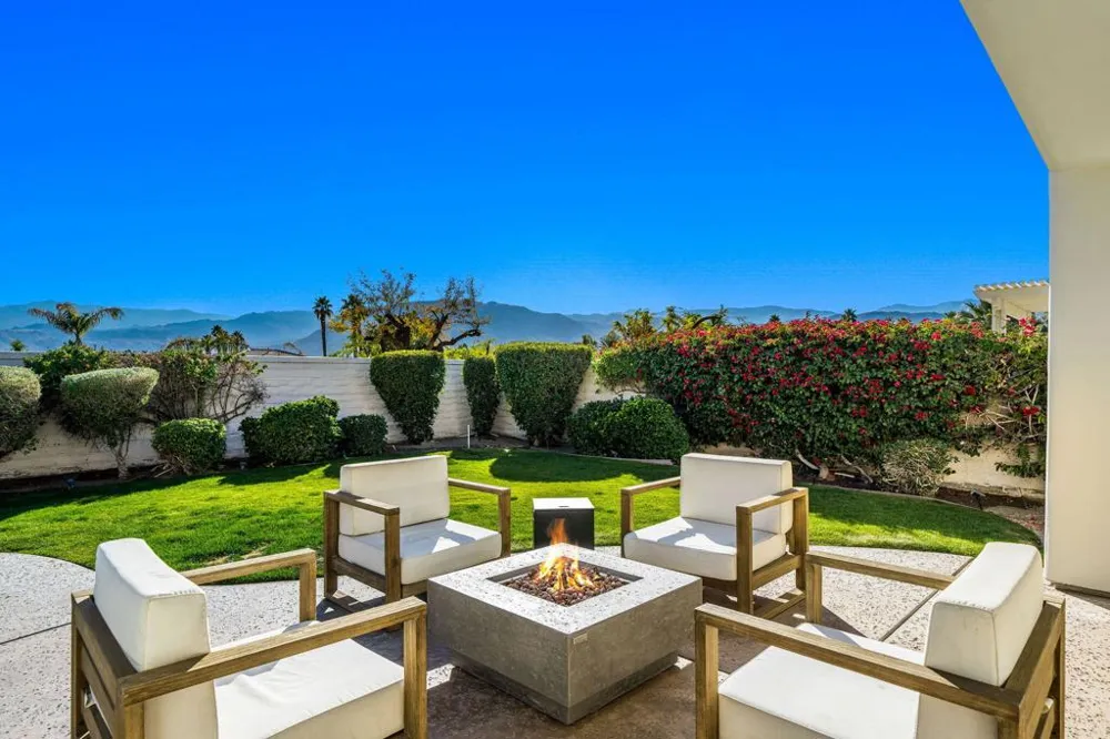 33 Calle La Reina Rancho Mirage, CA 92270