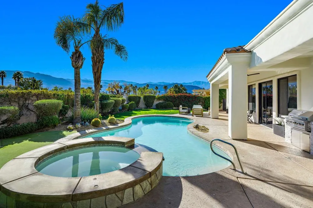 33 Calle La Reina Rancho Mirage, CA 92270
