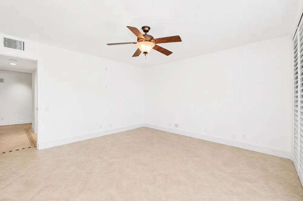 1630 La Reina Way #3c Palm Springs, CA 92264