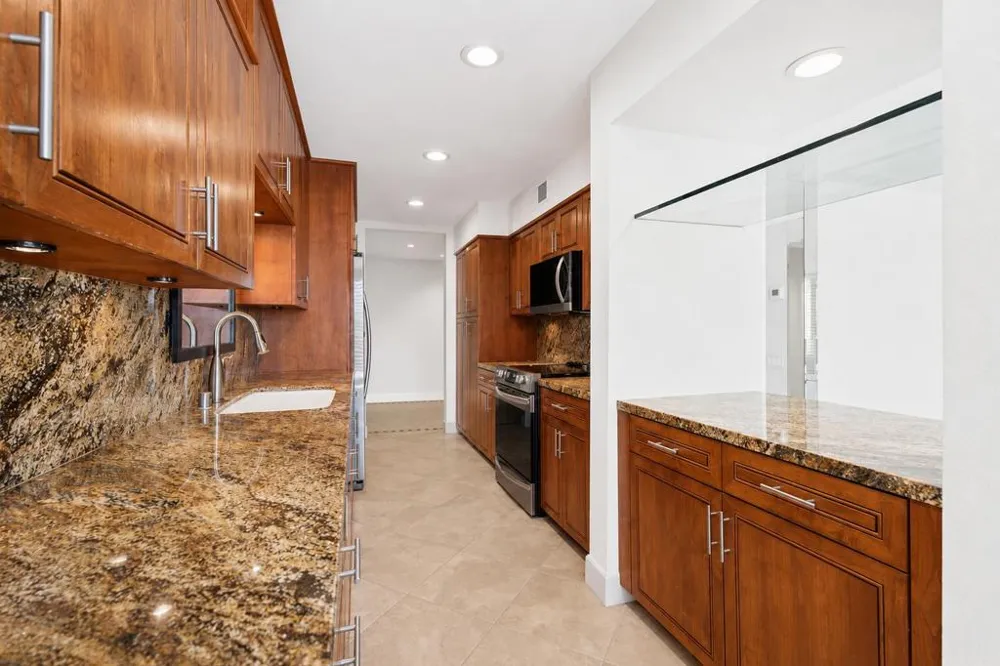 1630 La Reina Way #3c Palm Springs, CA 92264