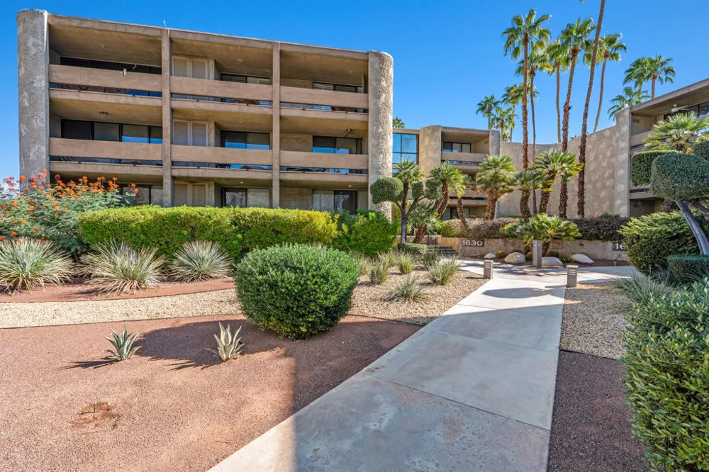 1630 La Reina Way #3c Palm Springs, CA 92264