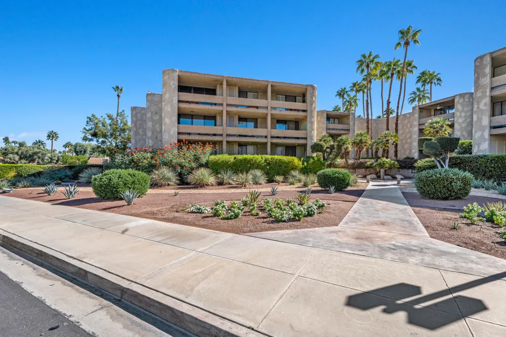 1630 La Reina Way #3c Palm Springs, CA 92264