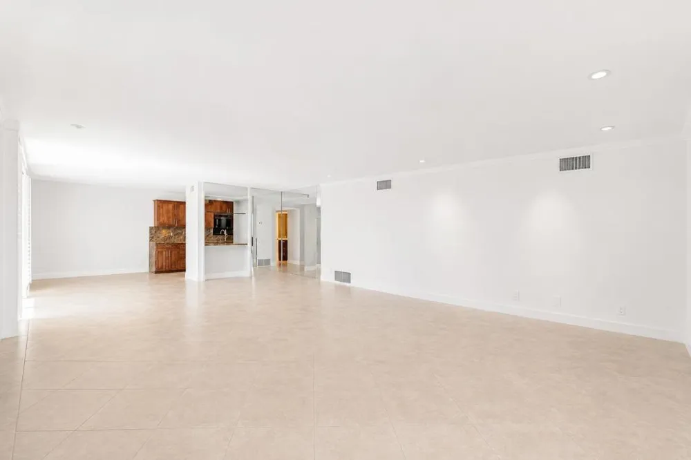 1630 La Reina Way #3c Palm Springs, CA 92264