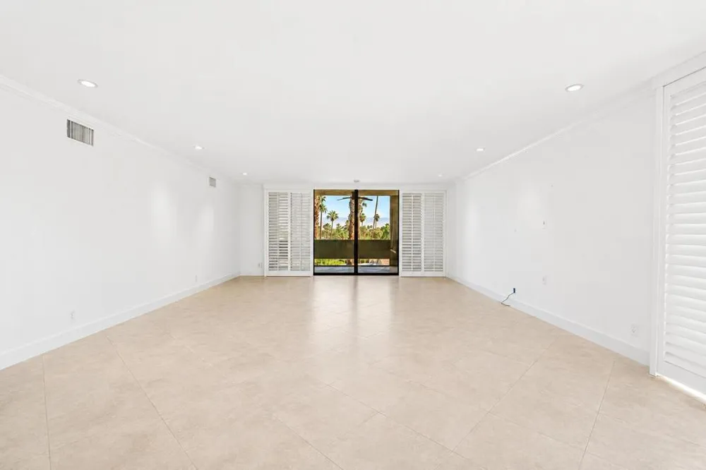 1630 La Reina Way #3c Palm Springs, CA 92264