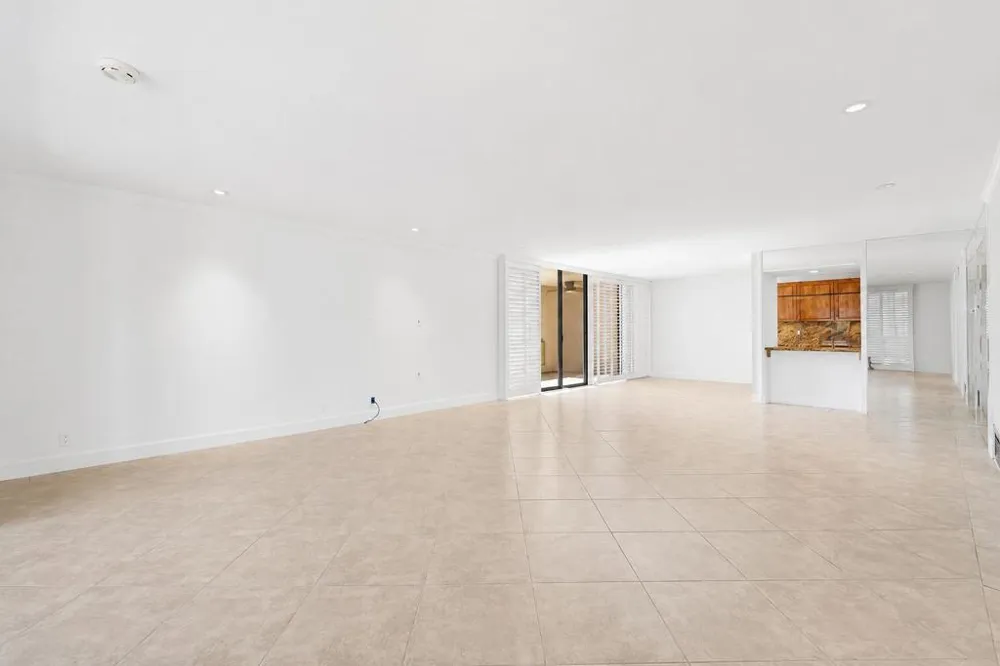 1630 La Reina Way #3c Palm Springs, CA 92264