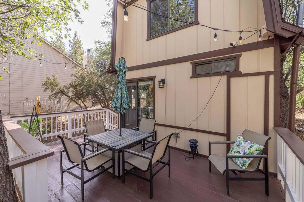 459 Inyo Avenue Sugarloaf, CA 92386