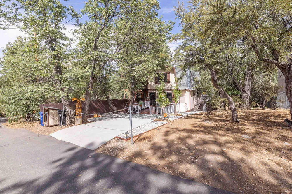 459 Inyo Avenue Sugarloaf, CA 92386