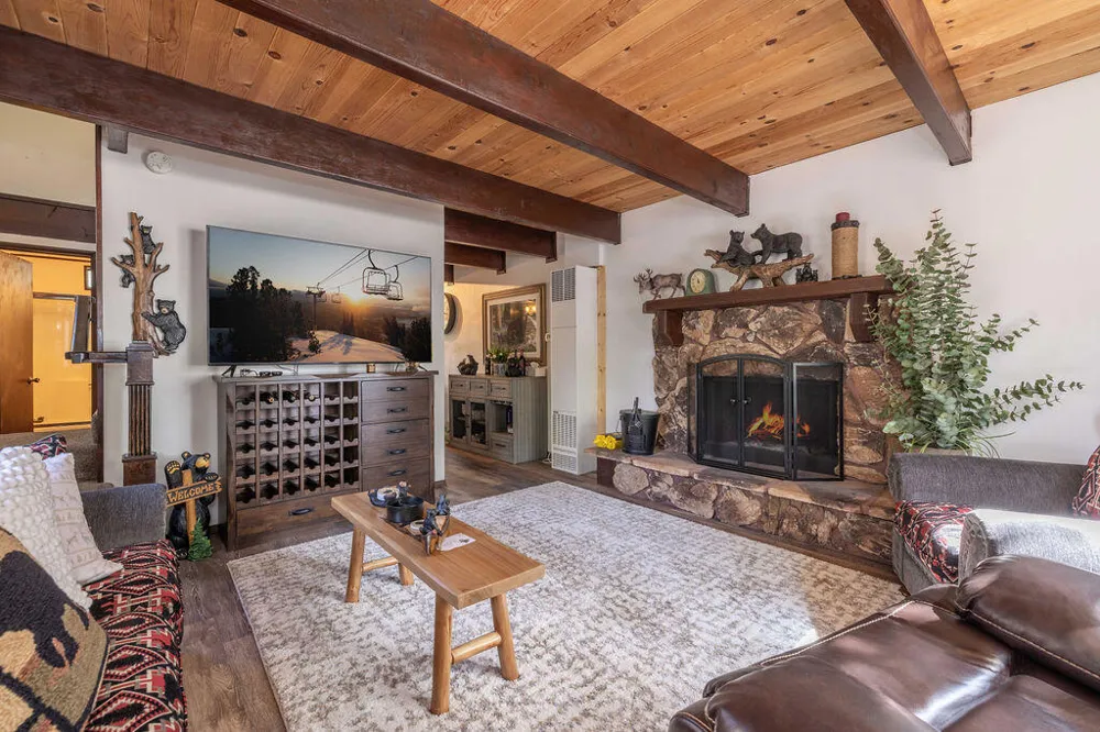 459 Inyo Avenue Sugarloaf, CA 92386