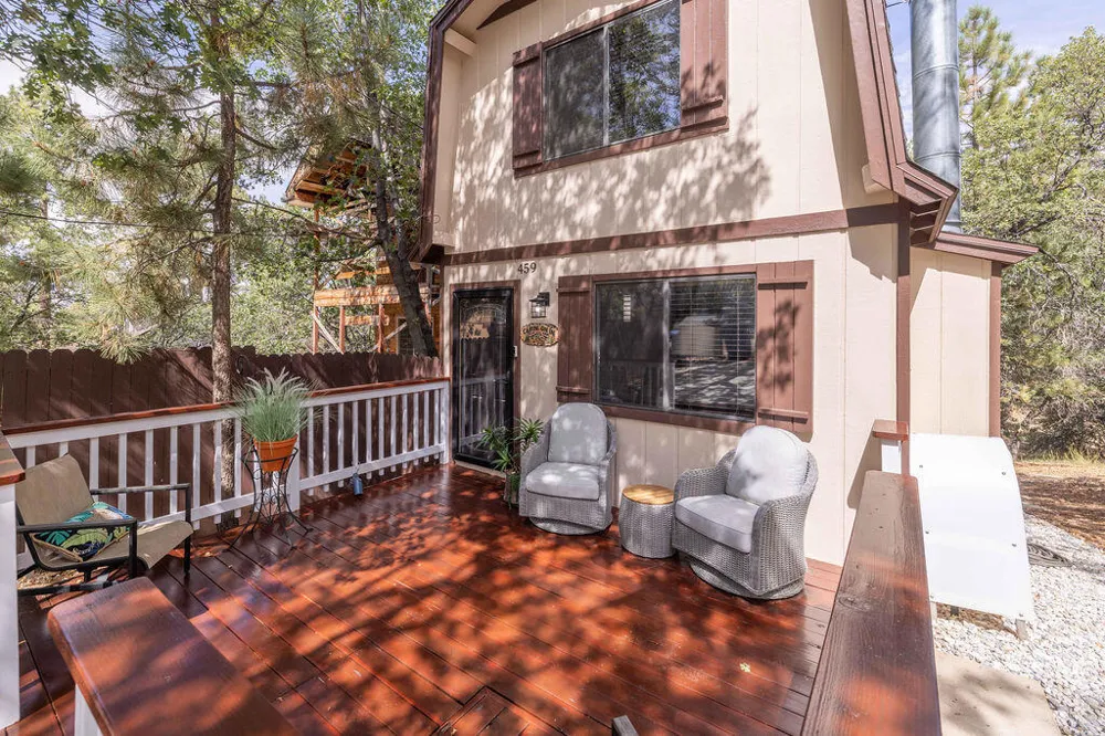 459 Inyo Avenue Sugarloaf, CA 92386