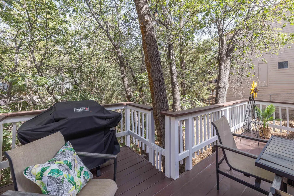 459 Inyo Avenue Sugarloaf, CA 92386
