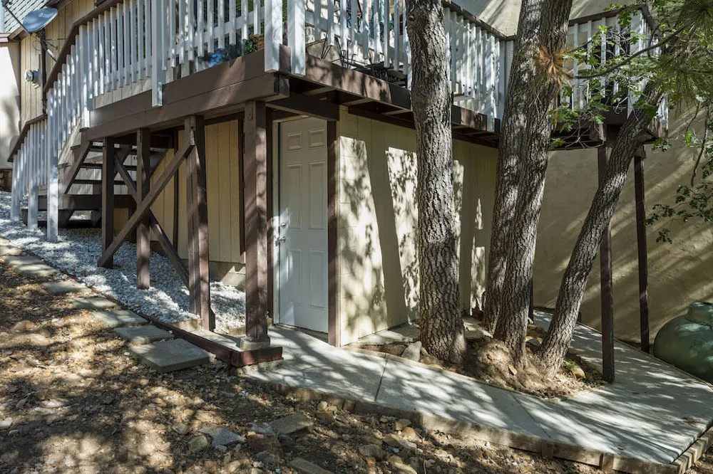 459 Inyo Avenue Sugarloaf, CA 92386