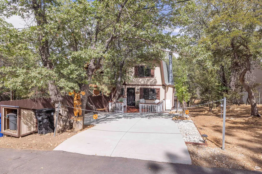 459 Inyo Avenue Sugarloaf, CA 92386