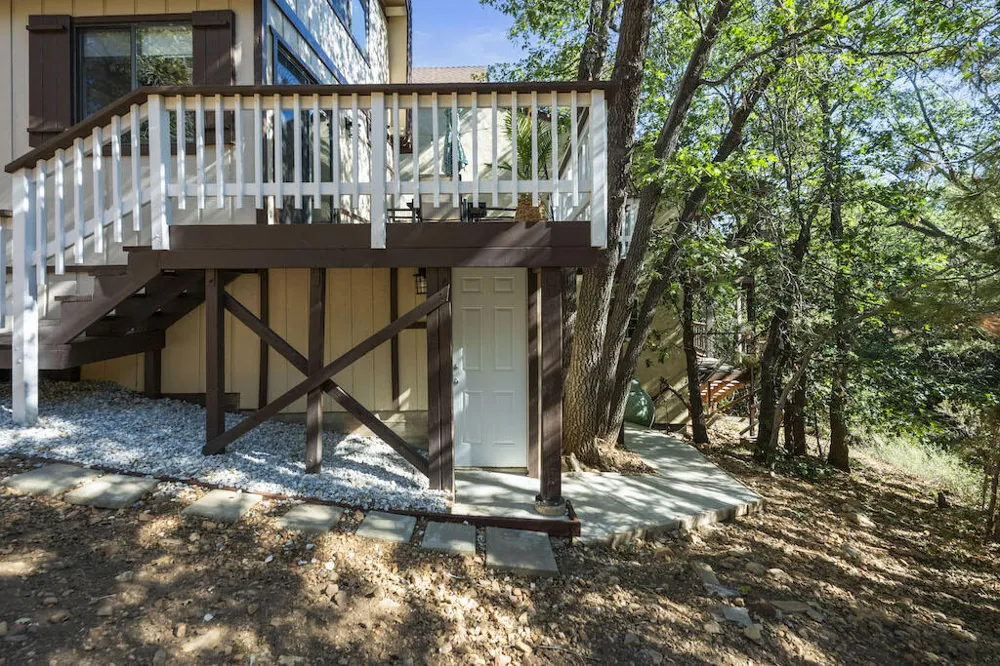 459 Inyo Avenue Sugarloaf, CA 92386