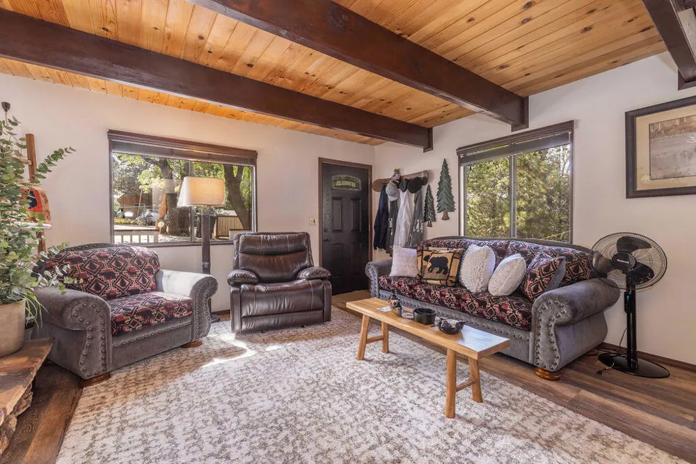 459 Inyo Avenue Sugarloaf, CA 92386