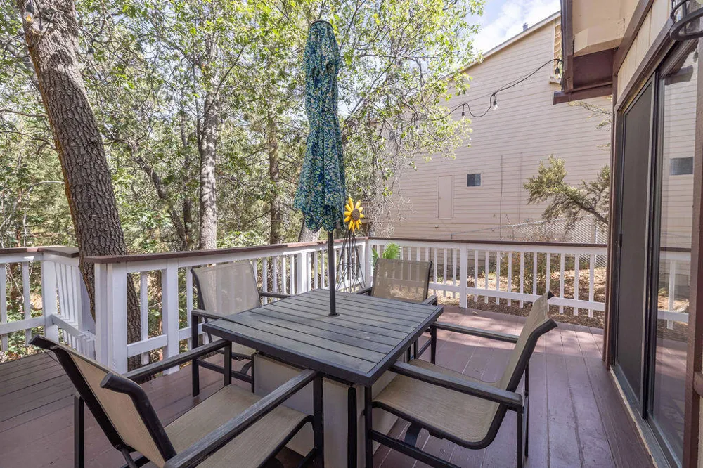 459 Inyo Avenue Sugarloaf, CA 92386