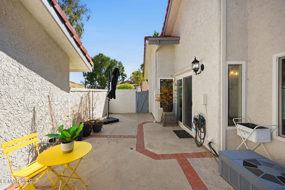 974 Quarterhorse Lane Oak Park, CA 91377