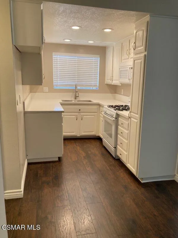 2075 Avenida Vista Del Monte #4 Simi Valley, CA 93063