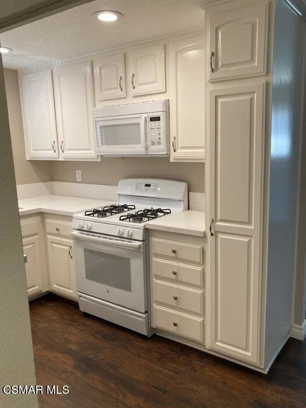 2075 Avenida Vista Del Monte #4 Simi Valley, CA 93063