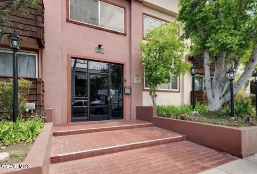 5400 Newcastle Avenue #68 Encino, CA 91316