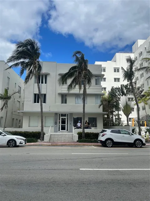 3710 Collins Ave #N-208