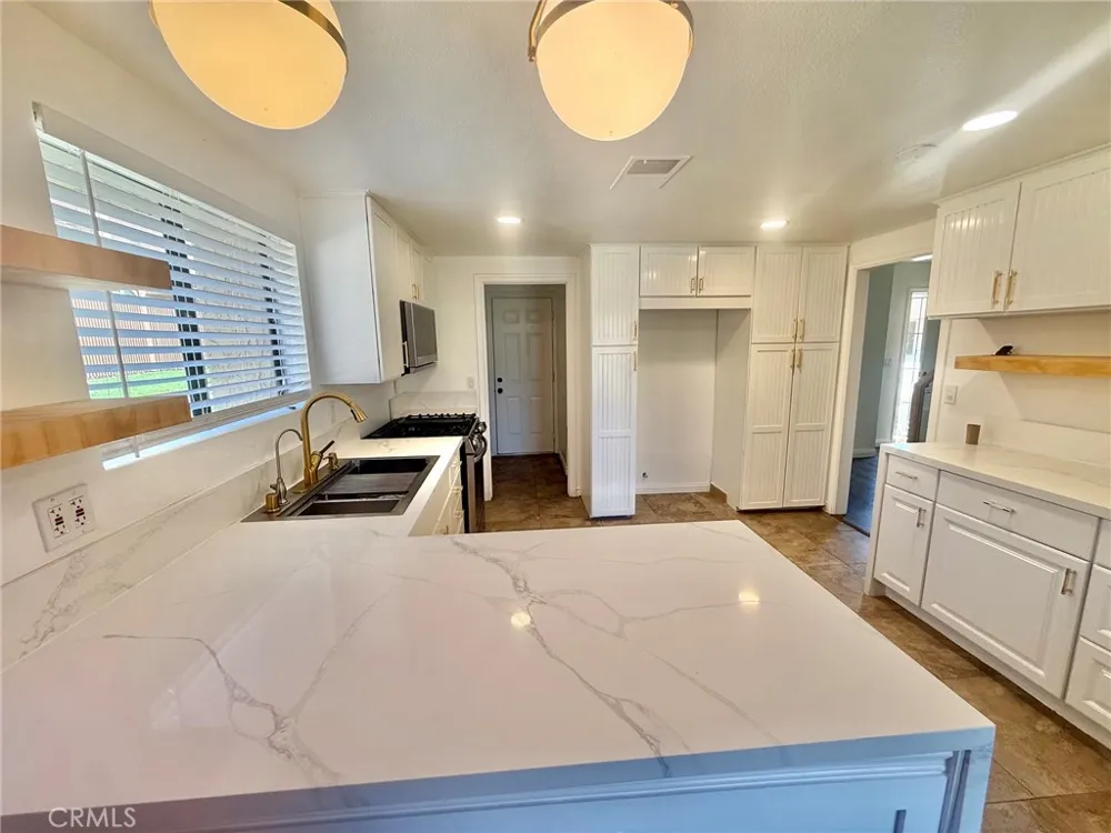 19651 Castellana Yorba Linda, CA 92886