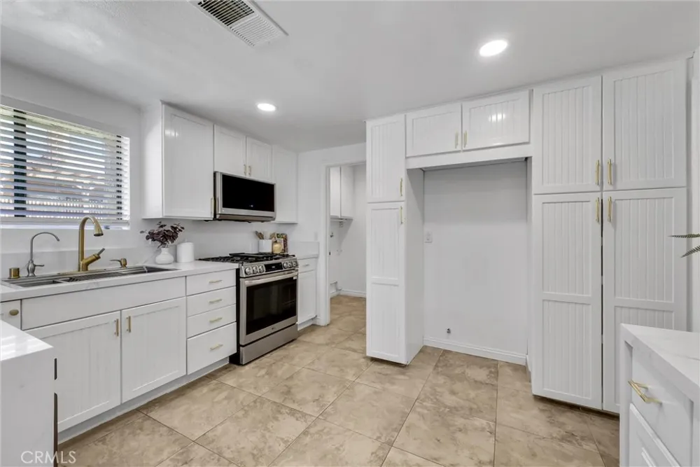 19651 Castellana Yorba Linda, CA 92886