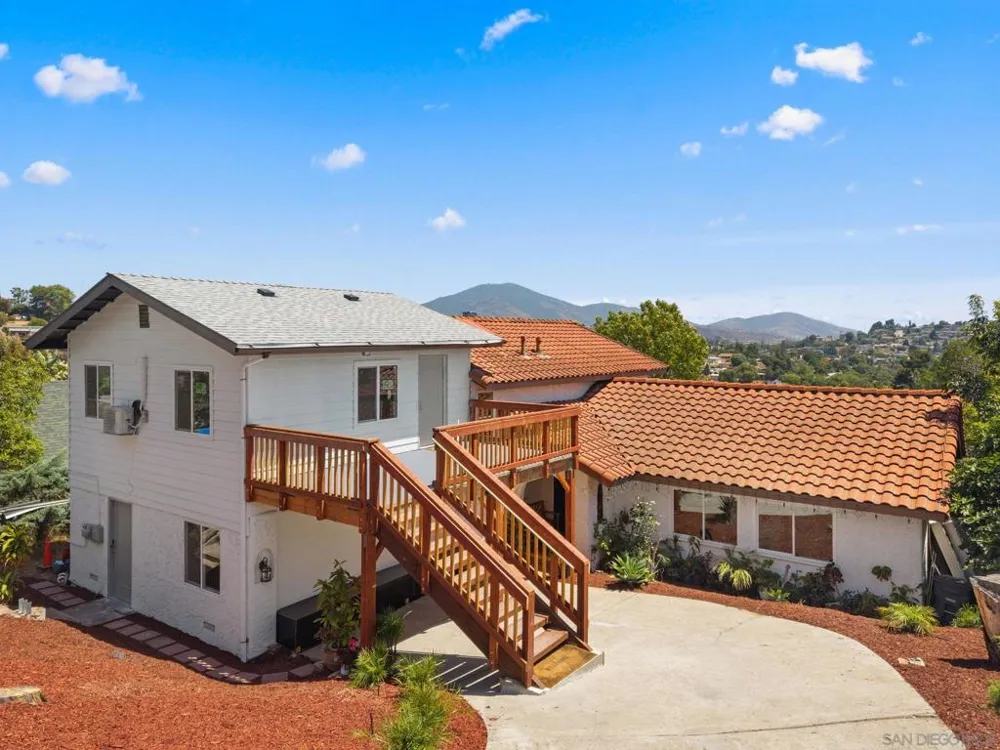 10111 Cliffwood Dr La Mesa, CA 91941