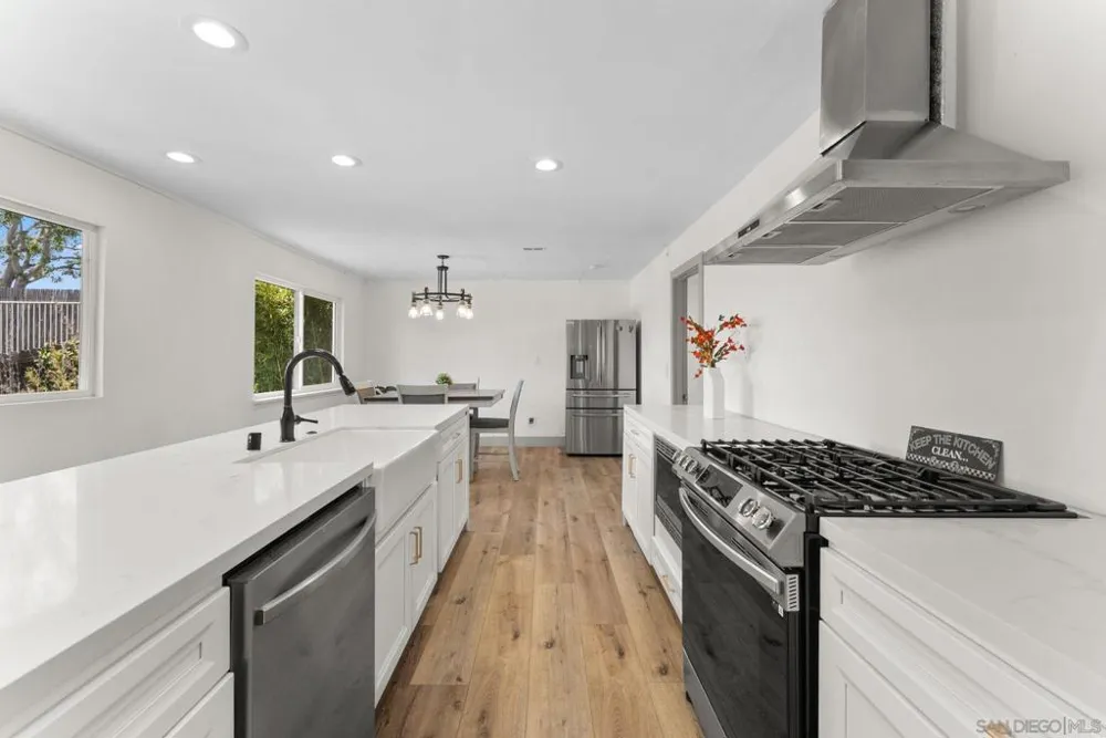 10111 Cliffwood Dr La Mesa, CA 91941
