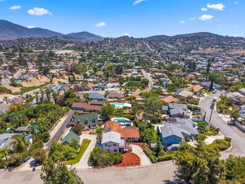 10111 Cliffwood Dr La Mesa, CA 91941