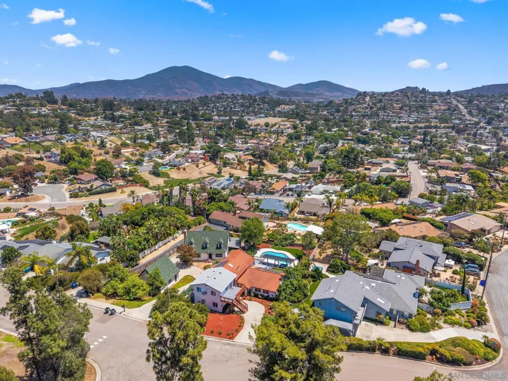 10111 Cliffwood Dr La Mesa, CA 91941