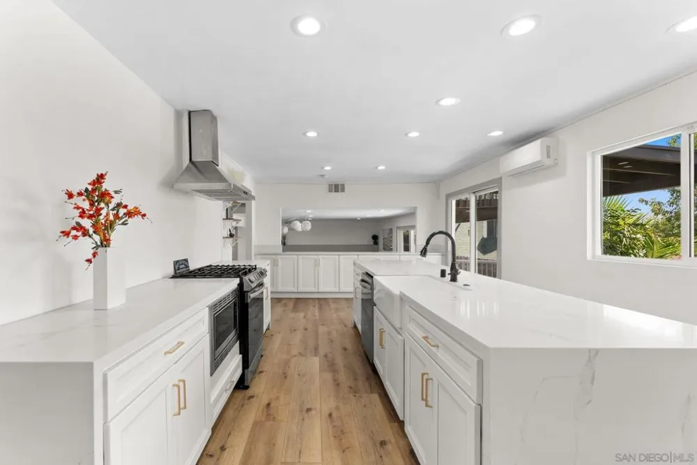 10111 Cliffwood Dr La Mesa, CA 91941