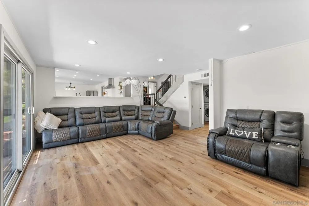 10111 Cliffwood Dr La Mesa, CA 91941