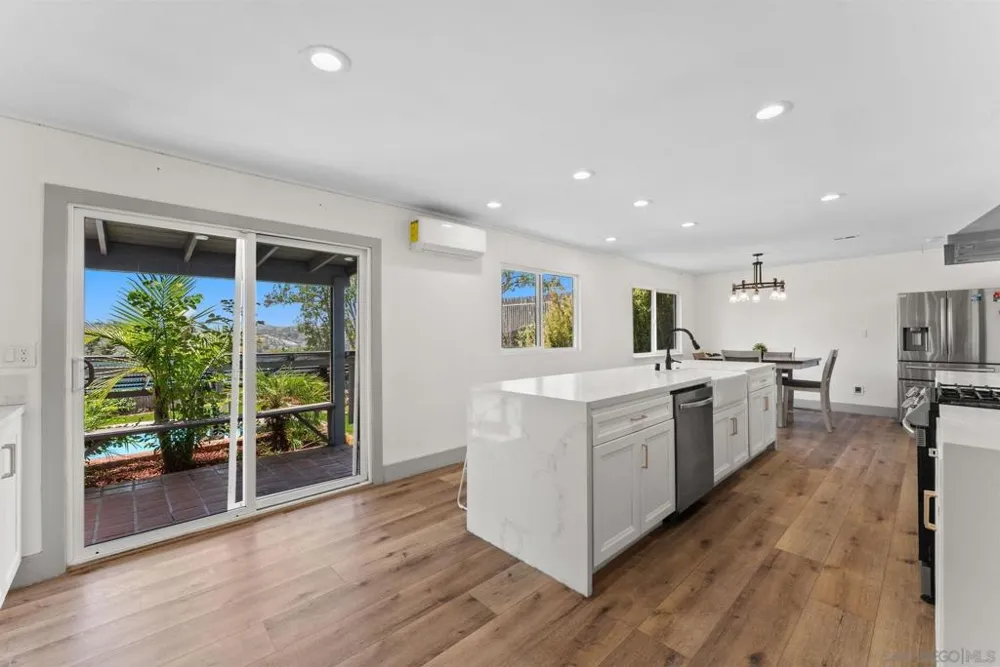 10111 Cliffwood Dr La Mesa, CA 91941