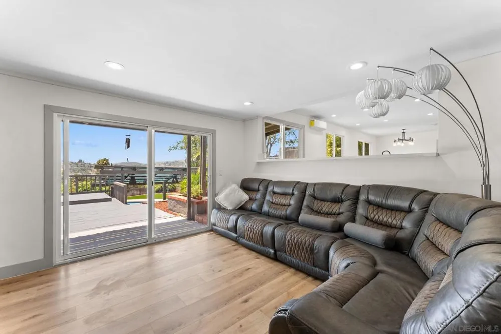 10111 Cliffwood Dr La Mesa, CA 91941