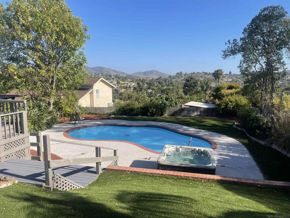 10111 Cliffwood Dr La Mesa, CA 91941