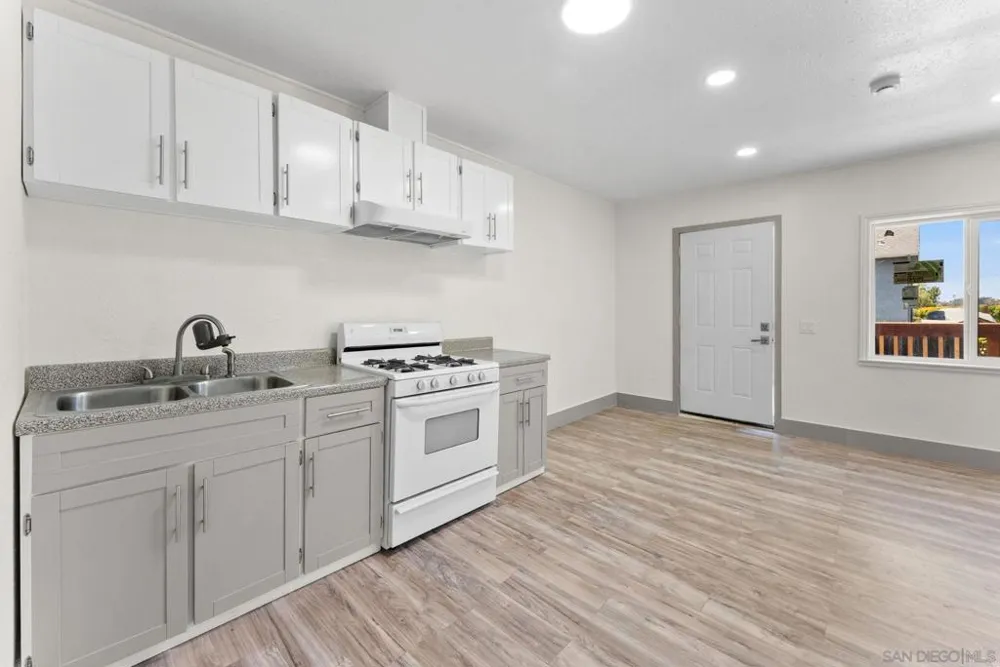 10111 Cliffwood Dr La Mesa, CA 91941