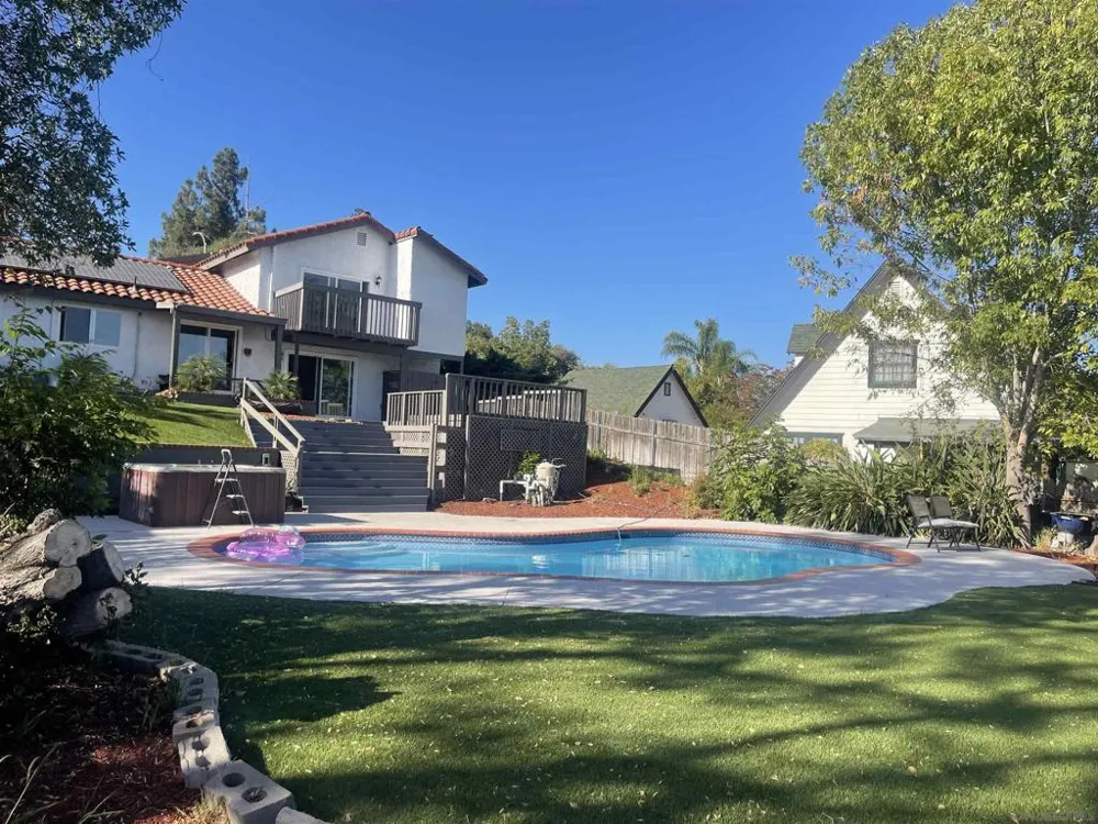 10111 Cliffwood Dr La Mesa, CA 91941